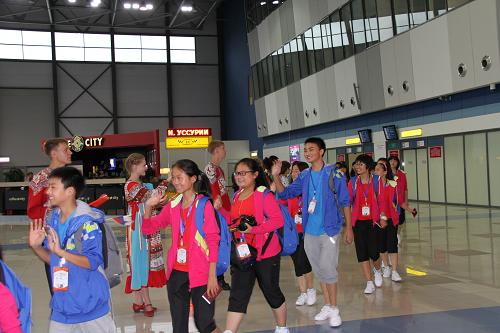 7月28日,雅安地震災區(qū)學生抵達俄羅斯符拉迪沃斯托克國際機場。位于俄羅斯遠東符拉迪沃斯托克市的“海洋”全俄兒童中心28日舉行隆重歡迎儀式,歡迎應俄方邀請,前來這里療養(yǎng)的260名中國四川雅安地震災區(qū)學生。 新華社記者 呂國棟 攝