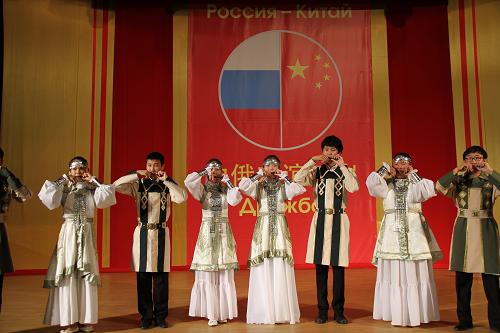 7月28日,來自俄羅斯符拉迪沃斯托克市的青年學生在歡迎儀式上表演傳統的俄羅斯民族歌舞。新華社記者 呂國棟 攝