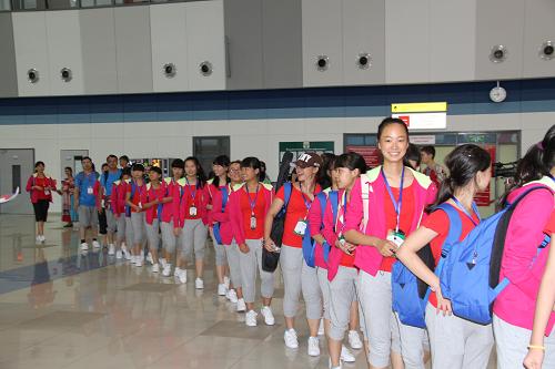 7月28日,雅安地震災區(qū)學生抵達俄羅斯符拉迪沃斯托克國際機場。新華社記者 呂國棟 攝