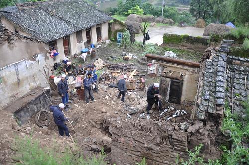 7月28日,甘肅省天水市張家川回族自治縣川王鄉(xiāng)海灣村的村民在開展自救。新華社發(fā)(竇苗苗 攝)