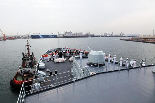 9月5日,在沙特吉達(dá)港,井岡山艦正在靠港。當(dāng)?shù)貢r間9月5日上午,中國海軍第十五批護(hù)航編隊(duì)指揮艦井岡山艦抵達(dá)沙特第二大城市——吉達(dá),開始為期5天的靠港補(bǔ)給休整,這也是第十五批護(hù)航編隊(duì)執(zhí)行護(hù)航任務(wù)以來首次進(jìn)行靠港補(bǔ)給休整。休整靠港期間,井岡山艦將進(jìn)行油、水等物資補(bǔ)給,并組織艦員分批次輪休。為確保護(hù)航任務(wù)連續(xù)、不間斷,在井岡山艦補(bǔ)給休整期間,亞丁灣護(hù)航任務(wù)將由編隊(duì)衡水艦和太湖艦擔(dān)負(fù)。截至目前,海軍第十五批護(hù)航編隊(duì)已連續(xù)執(zhí)行護(hù)航任務(wù)5批,共完成28艘中外商船的護(hù)航任務(wù),驅(qū)離可疑小艇兩艘。新華社記者 梁舜 攝