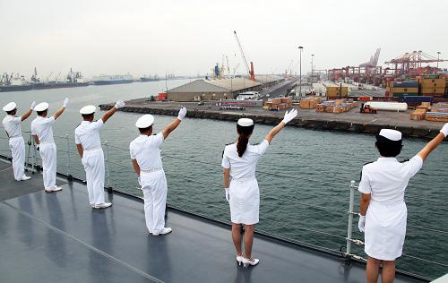 9月5日,在沙特吉達(dá)港,井岡山艦隨艦官兵向前來迎接的中方人員揮手致意。新華社記者 梁舜 攝