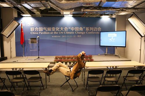 11月13日,在波蘭華沙,一名工作人員在“中國角”會場休息。新華社記者 張帆 攝