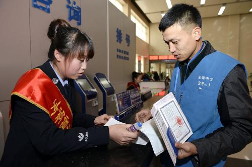一位中介工作人員身穿藍(lán)色馬甲在銀川車管所大廳代辦業(yè)務(wù)(11月13日攝)。寧夏銀川市車輛管理所自2013年開始,針對(duì)周邊部分“黑中介”代辦機(jī)動(dòng)車業(yè)務(wù)亂要價(jià)、詐騙等現(xiàn)象,展開對(duì)中介市場(chǎng)的凈化管理行動(dòng)。針對(duì)轄區(qū)內(nèi)199家合法中介進(jìn)行摸底調(diào)查,建立檔案,按要求將代辦項(xiàng)目、收費(fèi)標(biāo)準(zhǔn)、代辦人員工作照進(jìn)行公示。代辦員進(jìn)入辦事大廳代辦業(yè)務(wù)統(tǒng)一身著藍(lán)色小馬甲,佩戴工作牌。該管理方式運(yùn)行以來(lái),有效規(guī)范了機(jī)動(dòng)車代辦業(yè)務(wù)市場(chǎng),方便了辦事群眾。新華社記者 王鵬 攝