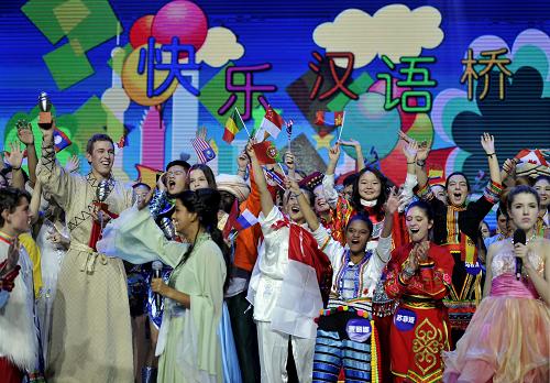 11月25日,參賽的各國中學(xué)生在第五屆“漢語橋”世界中學(xué)生中文比賽的閉幕式上慶祝。新華社記者 藺以光 攝