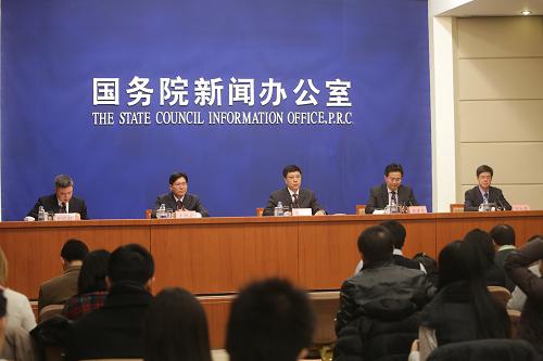 12月16日,國(guó)務(wù)院新聞辦公室舉行新聞發(fā)布會(huì),請(qǐng)國(guó)防科工局新聞發(fā)言人吳志堅(jiān),探月工程副總設(shè)計(jì)師、中國(guó)航天科技集團(tuán)公司科技委副主任于登云,探月工程二期測(cè)控系統(tǒng)副總設(shè)計(jì)師、北京航天飛行控制中心總工程師周建亮,中國(guó)科學(xué)院月球與深空探測(cè)總體部副主任鄒永廖介紹探月工程嫦娥三號(hào)任務(wù)有關(guān)情況,并答記者問(wèn)。新華社記者 邢廣利 攝