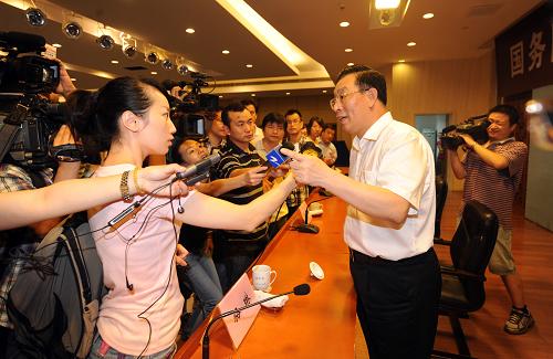 7月28日,國務院“7·23”甬溫線特別重大鐵路交通事故調查組全體會議在溫州召開。國務院“7·23”甬溫線特別重大鐵路交通事故調查組組長、國家安全監(jiān)管總局局長駱琳在會議上說,調查組將認真嚴格履行調查組職責,依法依規(guī)開展事故調查處理各項工作,調查結果爭取在9月中旬公布。這是駱琳在會后接受記者采訪。 新華社記者 王定昶 攝