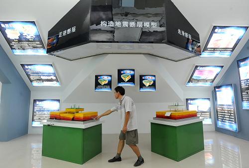 7月28日,一位市民在天津?yàn)I海防震減災(zāi)科普教育基地參觀“構(gòu)造地震斷層模型”。 當(dāng)日,天津市“濱海防震減災(zāi)科普教育基地”在濱海地震監(jiān)測(cè)預(yù)警中心落成,一批市民代表參觀了目前天津市規(guī)模最大、科技含量最高的防震減災(zāi)科普教育基地。該基地展示面積600平方米,分為地震災(zāi)害展區(qū)、地球知識(shí)展區(qū)、地震基本知識(shí)展區(qū)、監(jiān)測(cè)預(yù)報(bào)工作展區(qū)、震害預(yù)防工作展區(qū)、應(yīng)急救援工作展區(qū)及信息服務(wù)區(qū)。新華社發(fā)(蘭翔雁 攝)