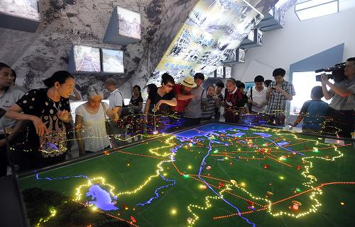 7月28日,市民在天津?yàn)I海防震減災(zāi)科普教育基地參觀。 新華社發(fā)(蘭翔雁 攝)