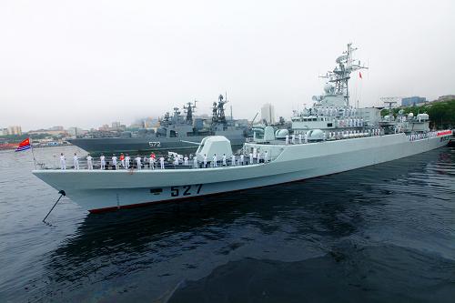 7月29日,中國(guó)海軍訓(xùn)練艦編隊(duì)駛抵俄羅斯符拉迪沃斯托克港。新華社記者 查春明 攝