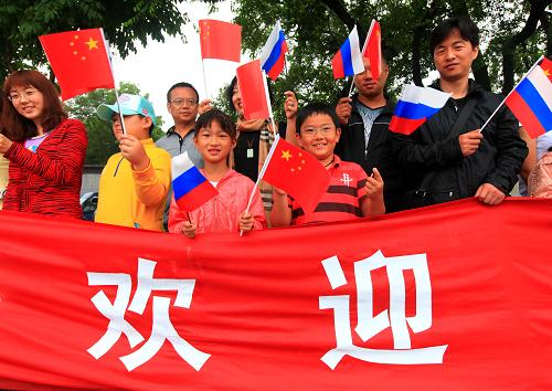 7月29日,華人華僑代表在俄羅斯符拉迪沃斯托克港碼頭歡迎祖國(guó)軍艦來訪。新華社記者 查春明 攝
