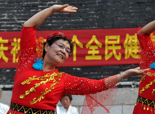 8月8日,在河北邢臺達(dá)活泉公園,市民在表演新疆舞。當(dāng)日,以“每天鍛煉一小時”為主題的2011年“全民健身日”系列活動在河北邢臺舉行,活動包含全民健身活動、體育比賽兩個大項,參與市民人數(shù)達(dá)到5000余人。新華社發(fā)(黃濤 攝)