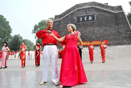 8月8日,在河北邢臺達(dá)活泉公園,老年時裝隊模特在進(jìn)行表演。新華社發(fā)(黃濤 攝)