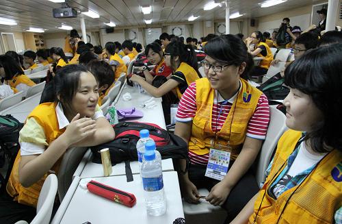 8月10日,在韓國木浦海洋大學(xué)訓(xùn)練船上,浙江省寧波市外國語學(xué)校的中學(xué)生邱悅(前左)和韓國學(xué)生交流。新華社發(fā)(于啟波 攝)