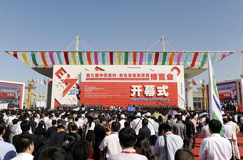 9月6日,第七屆中國(guó)吉林·東北亞投資貿(mào)易博覽會(huì)在吉林省長(zhǎng)春市開(kāi)幕。本屆博覽會(huì)吸引了包括日本豐田、韓國(guó)現(xiàn)代等在內(nèi)的101家世界500強(qiáng)企業(yè)參會(huì),博覽會(huì)由商品貿(mào)易、投資合作、會(huì)議論壇和文化交流四大板塊組成,在8個(gè)展館內(nèi)共設(shè)立國(guó)際標(biāo)準(zhǔn)展位2600個(gè)。新華社記者 林宏 攝