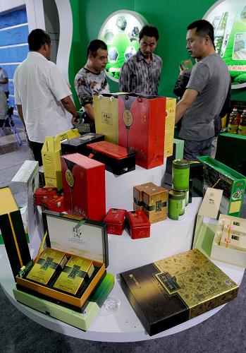 9月6日,觀眾在農(nóng)產(chǎn)品展示柜旁參觀。新華社記者 朱祥 攝