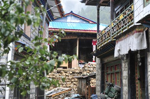 9月19日,受地震影響,西藏亞?wèn)|縣切瑪村農(nóng)戶房屋受損。新華社發(fā)(馬躍軍 攝)
