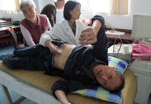 10月12日,一名60歲的老人在蕪湖路街道社區(qū)服務(wù)中心接受免費(fèi)B超檢查。新華社記者 王雷 攝