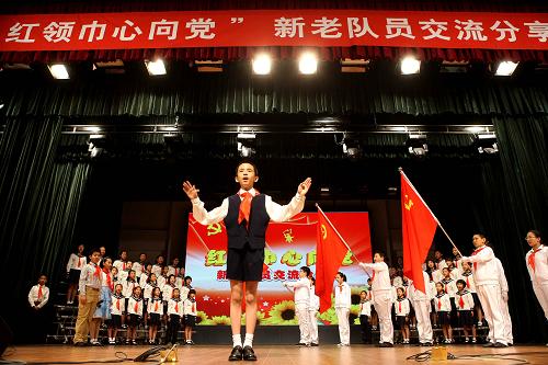 10月13日,少先隊(duì)員們在隊(duì)會(huì)上齊唱隊(duì)歌。新華社發(fā)(李方宇攝)