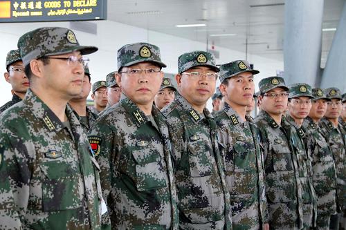 10月20日,解放軍醫(yī)療救援隊隊員列隊等待首長檢閱。由50名隊員組成的中國人民解放軍醫(yī)療救援隊,20日乘包機從烏魯木齊地窩堡機場出發(fā)赴巴基斯坦執(zhí)行人道主義醫(yī)療救援任務。夏季以來,巴基斯坦發(fā)生嚴重洪災,民眾生命財產(chǎn)遭受重大損失。為幫助巴基斯坦人民和軍隊開展救災工作,中國人民解放軍決定派出醫(yī)療救援隊赴巴基斯坦重災區(qū)進行人道主義救援。新華社記者 李翔 攝