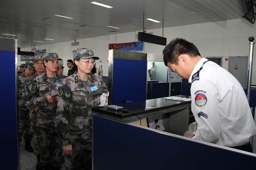 10月20日,解放軍醫(yī)療救援隊隊員通過安檢。新華社記者 李翔 攝