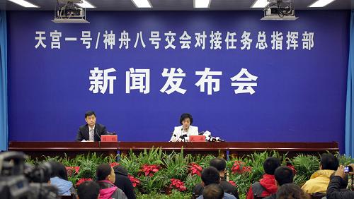 10月31日,天宮一號(hào)/神舟八號(hào)交會(huì)對(duì)接任務(wù)總指揮部舉行新聞發(fā)布會(huì),新聞發(fā)言人武平(右)向中外媒體記者介紹任務(wù)有關(guān)情況。 新華社記者 李剛 攝