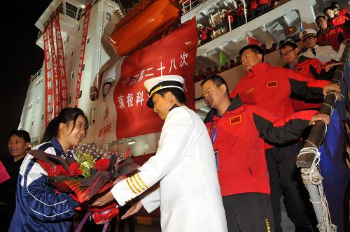 10月31日,學(xué)生代表向抵達(dá)天津國(guó)際郵輪母港的科考隊(duì)隊(duì)員獻(xiàn)花。新華社發(fā)(周偉 攝)