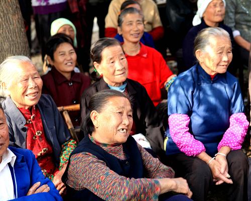 11月1日,江西省南昌市新建縣昌邑鄉(xiāng)西門村村民在觀看演出。 當(dāng)日,江西省南昌市新建縣昌邑鄉(xiāng)西門劇團(tuán)免費(fèi)為村民演出,豐富村民文藝生活。據(jù)悉,新建縣已組建農(nóng)民業(yè)余劇團(tuán)43個(gè),每年走村入戶演出1100余場(chǎng),深受當(dāng)?shù)厝罕姷南矏?。新華社發(fā)(陳斌 攝)