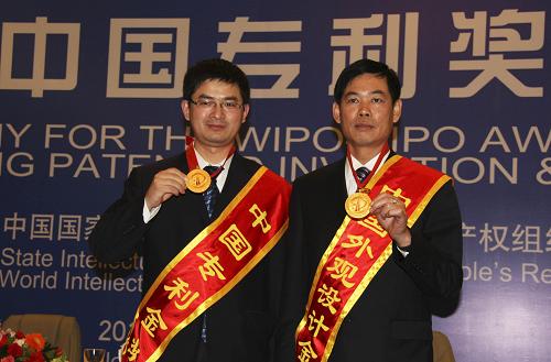 11月8日,中國專利金獎(jiǎng)獲得者、三一重工的劉永紅博士(左)與中國外觀設(shè)計(jì)金獎(jiǎng)獲得者、三一集團(tuán)的黃向陽在頒獎(jiǎng)大會(huì)上。當(dāng)日,國家知識(shí)產(chǎn)權(quán)局和世界知識(shí)產(chǎn)權(quán)組織在京舉行第十三屆中國專利獎(jiǎng)?lì)C獎(jiǎng)大會(huì),表彰運(yùn)用知識(shí)產(chǎn)權(quán)制度,為技術(shù)創(chuàng)新和經(jīng)濟(jì)社會(huì)發(fā)展做出突出貢獻(xiàn)的發(fā)明人、設(shè)計(jì)人和專利權(quán)人。本屆中國專利獎(jiǎng)共評(píng)選出中國專利金獎(jiǎng)項(xiàng)目15項(xiàng)、中國外觀設(shè)計(jì)金獎(jiǎng)項(xiàng)目5項(xiàng)、中國專利優(yōu)秀獎(jiǎng)項(xiàng)目177項(xiàng)、中國外觀設(shè)計(jì)優(yōu)秀獎(jiǎng)項(xiàng)目35項(xiàng)。新華社發(fā)(郭海鵬 攝)