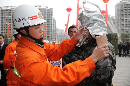 11月9日,消防官兵在宣傳活動(dòng)現(xiàn)場(chǎng)為消防志愿者講解裝備用法。新華社記者 劉續(xù) 攝