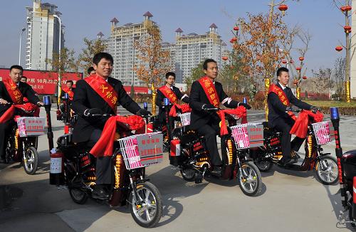11月9日,新華保險(xiǎn)社區(qū)消防宣傳隊(duì)來(lái)到社區(qū)宣傳消防安全知識(shí)。當(dāng)日是第21個(gè)全國(guó)消防日,銀川市消防組織志愿宣傳服務(wù)隊(duì)走進(jìn)社區(qū)大街小巷,向市民宣傳“清剿火患”倡議書(shū),以及消防安全知識(shí),并發(fā)放消防宣傳冊(cè)。新華社記者 劉泉龍 攝