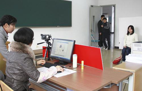 11月10日,在2012年全國碩士研究生統(tǒng)一入學(xué)考試江蘇大學(xué)報(bào)考點(diǎn),報(bào)名考生進(jìn)行圖像信息采集。新華社發(fā)(楊雨 攝)