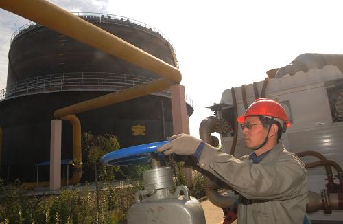 11月10日,江蘇高郵秸稈氣化發(fā)電廠工人在廠區(qū)對(duì)新增機(jī)組進(jìn)行調(diào)試,增大“吃”秸稈規(guī)模。 新華社發(fā)(濮良平 攝)