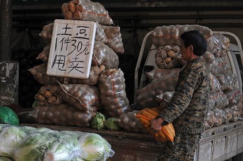 11月10日,在太原市河西農(nóng)產(chǎn)品批發(fā)市場內(nèi),一位土豆批發(fā)商打出了甩賣廣告。當日該批發(fā)市場內(nèi)土豆最低批發(fā)價不足0.5元/斤。新華社記者 范敏達 攝