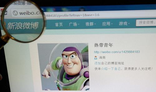 11月22日,海南省三亞市一市民上網(wǎng)發(fā)微博。11月21日開幕的第十一屆中國網(wǎng)絡(luò)媒體論壇上傳出消息,目前,微博客等社交網(wǎng)絡(luò)呈蓬勃發(fā)展勢頭,我國微博客用戶已經(jīng)超過3億。人們利用微博客獲取信息、加強溝通交流、進行休閑娛樂,企業(yè)利用微博客開展品牌推介和產(chǎn)品推廣,政府部門通過微博客發(fā)布政務(wù)信息、回應(yīng)社會關(guān)切,傳統(tǒng)媒體、網(wǎng)絡(luò)媒體通過微博客拓展新聞信息傳播手段和渠道,提高傳播實效和覆蓋。 新華社發(fā)(陳文武 攝)