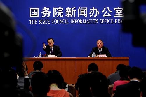 11月22日,國務(wù)院新聞辦公室發(fā)表《中國應(yīng)對氣候變化的政策與行動(2011)》白皮書并舉行新聞發(fā)布會,國家發(fā)展和改革委員會副主任解振華介紹中國政府應(yīng)對氣候變化有關(guān)情況。白皮書主要介紹中國在“十一五”期間應(yīng)對氣候變化的一些政策、措施、行動和取得的成效,也介紹了“十二五”期間中國在應(yīng)對氣候變化方面已經(jīng)確定的目標(biāo)和政策措施。據(jù)悉,11月底到12月初,聯(lián)合國氣候變化大會將在南非的德班召開。新華社記者 金立旺 攝