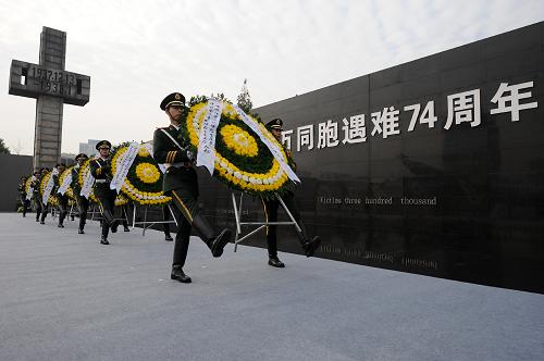 12月13日,武警戰(zhàn)士在集會上為南京大屠殺遇難同胞敬獻花圈。當日,悼念侵華日軍南京大屠殺30萬遇難同胞74周年儀式暨南京國際和平日集會,在侵華日軍南京大屠殺遇難同胞紀念館舉行。江蘇省、南京市各有關部門、各民主黨派、工商聯(lián)和各群眾團體負責人,南京市大中小學生代表,南京大屠殺幸存者、遇難者家屬代表,來自中國人民抗日戰(zhàn)爭紀念館、沈陽九一八歷史博物館、平頂山慘案紀念館的代表以及美國、俄羅斯、日本、韓國、盧旺達等國家的友好團體、友好人士代表,共約5000人參加了集會。新華社記者 韓瑜慶 攝