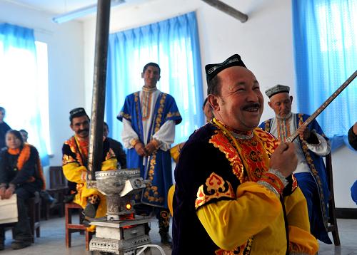 1月10日,新疆和田縣伊斯拉木阿瓦提鄉(xiāng)的民間藝人吐爾遜·買買提與鄉(xiāng)親們一起編排節(jié)目。嚴(yán)冬時節(jié)的新疆塔里木盆地已進(jìn)入農(nóng)閑期,記者在新疆和田地區(qū)的農(nóng)村看見,在這里最基層的農(nóng)村文化細(xì)胞——農(nóng)家文化大院中,民間藝人們正通過當(dāng)?shù)厝罕娤猜剺芬姷拇道瓘棾男问?,或宣傳黨的新政策,或贊美農(nóng)村新變化,讓群眾不出家門就可以參與其中,滿足農(nóng)閑時節(jié)的精神文化需求。新華社記者 江文耀 攝