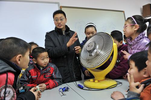 1月11日,湖北省秭歸縣三峽工程希望小學(xué)教師王勇向小學(xué)生介紹用電安全常識。當日,湖北省秭歸縣三峽工程希望小學(xué)舉行“安全度寒假、平安過新年”活動,學(xué)生們通過學(xué)習(xí)用電安全知識和救護包扎方法,增強假期安全意識,提高自我保護能力。新華社發(fā)(王輝富 攝)