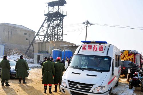 1月12日,救援人員在山東乳山唐家溝金礦救援。新華社發(fā)