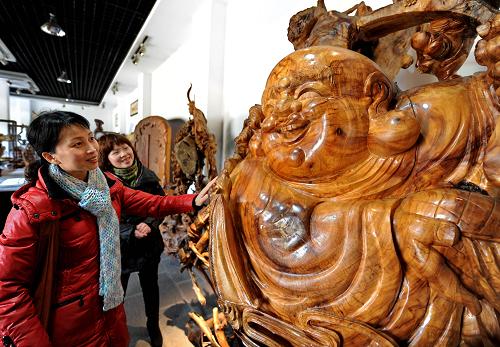 1月31日,顧客在建甌市武夷根藝城選購(gòu)根雕。近年來(lái),福建省建甌市充分利用山區(qū)豐富資源,大力發(fā)展根雕產(chǎn)業(yè)。目前,全市擁有根雕企業(yè)290多家,從業(yè)人員近16000人,年產(chǎn)值達(dá)16.2億元。產(chǎn)品暢銷北京、上海、杭州、廣州等20多個(gè)大中城市,并遠(yuǎn)銷美國(guó)、日本等地,成為全國(guó)性的根雕產(chǎn)供銷基地,近日被中國(guó)工藝美術(shù)協(xié)會(huì)授予“中國(guó)根雕之都”榮譽(yù)稱號(hào) 。新華社記者 張國(guó)俊 攝