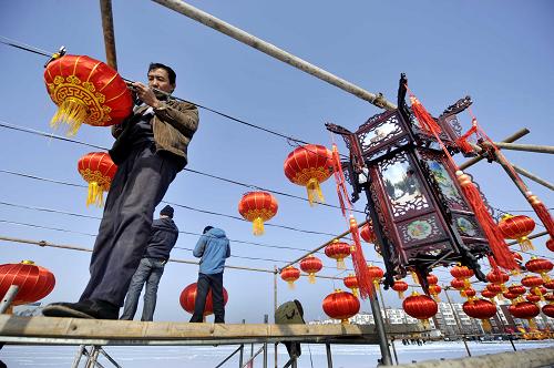 1月31日,工作人員正在寧夏回族自治區(qū)中衛(wèi)市的元宵燈會(huì)廣場(chǎng)上掛燈籠。新華社記者 彭昭之 攝