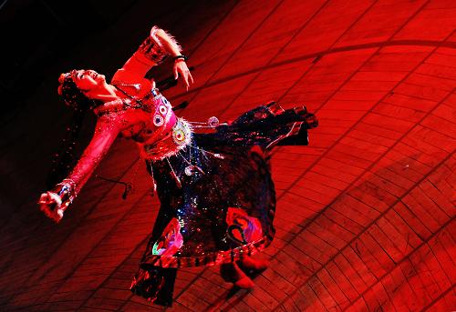 2月1日,在美國(guó)紐約聯(lián)合國(guó)總部聯(lián)大會(huì)議廳,中國(guó)舞蹈家陳愛(ài)蓮表演舞蹈《天路》。新華社記者 申宏 攝
