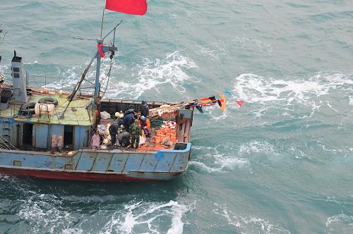 2月12日下午,交通運輸部北海救助飛行隊救生員王浩在漁船上準(zhǔn)備救助受傷漁民。當(dāng)日,在大連西南海域作業(yè)的“魯壽漁0698”輪上一名漁民右手臂被鋼索絞斷,情況危急。交通運輸部北海救助飛行隊接到遼寧省海上搜救中心求救信息后,立即派出救助直升機趕往現(xiàn)場救助,成功將受傷漁民送往大連市中心醫(yī)院救治。目前,被救漁民已脫離生命危險。新華社發(fā)(馮小熒 攝)