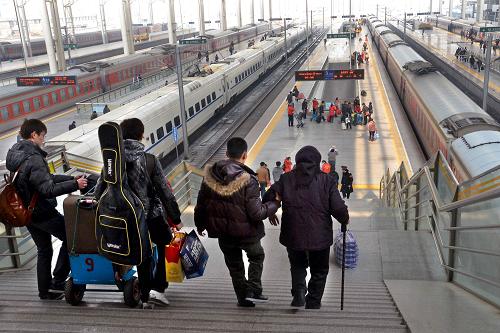 在鄭州火車站站內(nèi),旅客走下天橋準(zhǔn)備乘車(2月16日攝)。新華社記者 王頌 攝