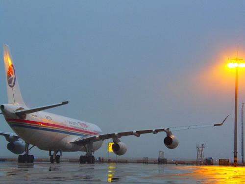 2月22日早上,浦東國(guó)際機(jī)場(chǎng)一架飛機(jī)籠罩在大霧中。當(dāng)日清晨,上海浦東國(guó)際機(jī)場(chǎng)被龍年的首場(chǎng)大霧籠罩,這場(chǎng)大霧從2月21日9點(diǎn)開始一直延續(xù)到22日7時(shí)還未完全散去。大霧造成浦東國(guó)際機(jī)場(chǎng)150余架出入境航班不同程度延誤或備降,成為浦東國(guó)際機(jī)場(chǎng)開航以來持續(xù)時(shí)間最長(zhǎng)的一場(chǎng)大霧。新華社發(fā)