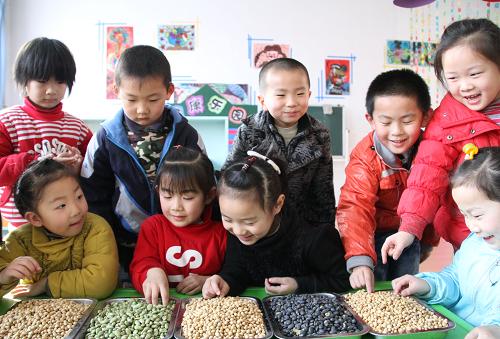 2月22日,在山東省博興縣第一小學附屬幼兒園,小朋友們在吃炒料豆。 山東部分地區(qū)有二月二炒料豆的習俗,相傳古時人們在農歷二月初二炒玉米、黃豆而讓“金豆開花”,解除了壓山符咒,解救了因擅自降雨解旱而被壓山下的龍王,并相沿成俗。每到二月初二,人們都會炒料豆,看誰炒的料豆更香、更甜、更酥,喜迎“龍?zhí)ь^”。新華社發(fā)(陳彬 攝)