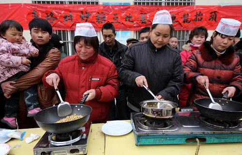 2月22日,棗莊市市中區(qū)光明路街道東垎村的村民在參加炒料豆比賽。新華社發(fā)(吉喆 攝)