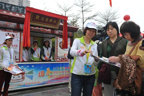3月5日,志愿者在活動(dòng)現(xiàn)場向廣州市民介紹“西關(guān)小屋”的志愿服務(wù)項(xiàng)目。 新華社記者 盧漢欣 攝