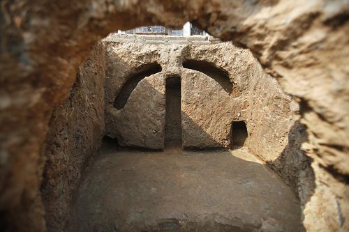 在河南洛陽一處大型宋代官營燒窯遺址發(fā)掘現(xiàn)場,從一座燒窯窯門外觀看燒窯內(nèi)部,底部鋪設(shè)平整的是窯床,也就是燒制磚瓦的地方,正對窯門的窯壁上修有排煙的煙洞和煙道(3月13日攝)。新華社發(fā)(張曉理 攝)